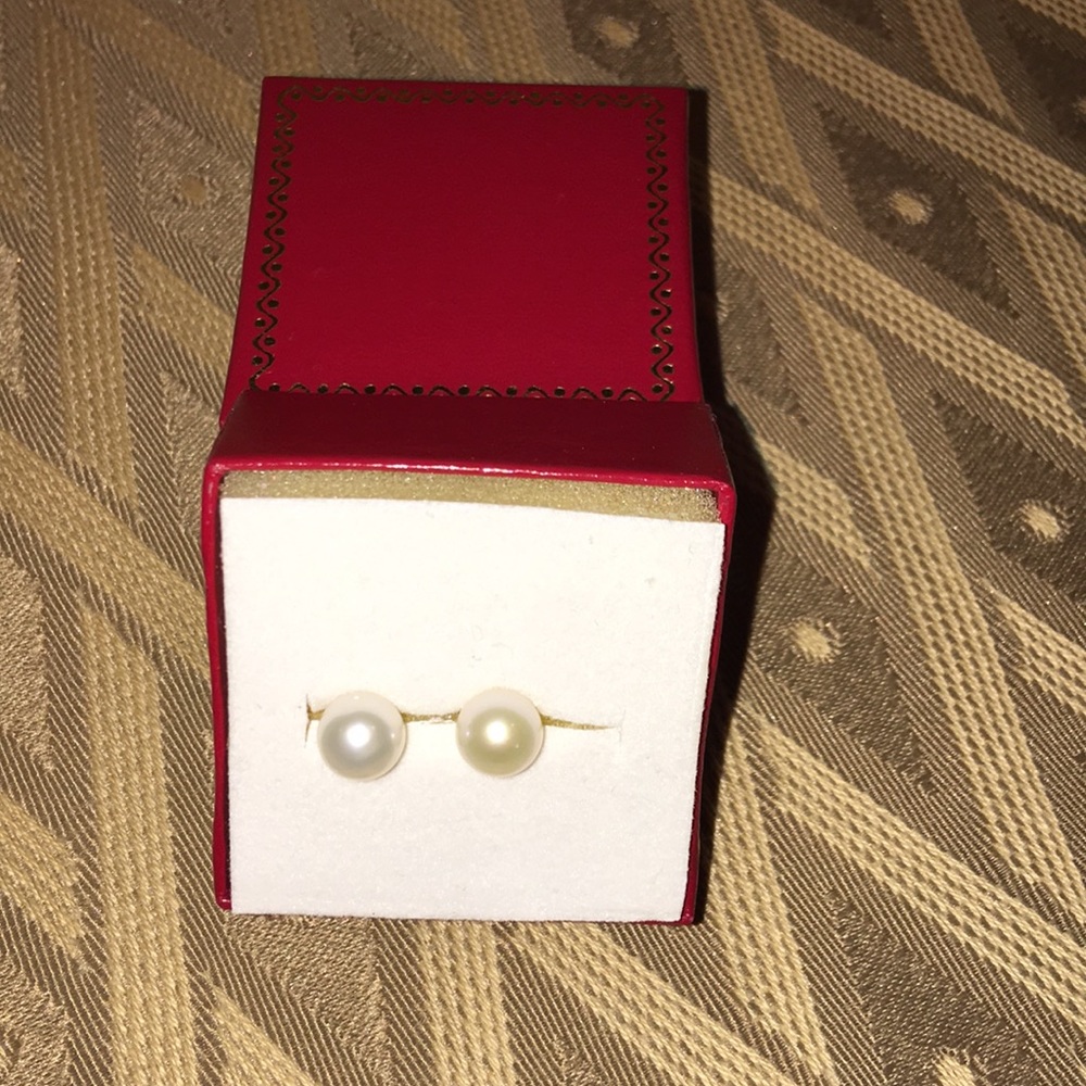 Pearl earring studs 🌼🌻